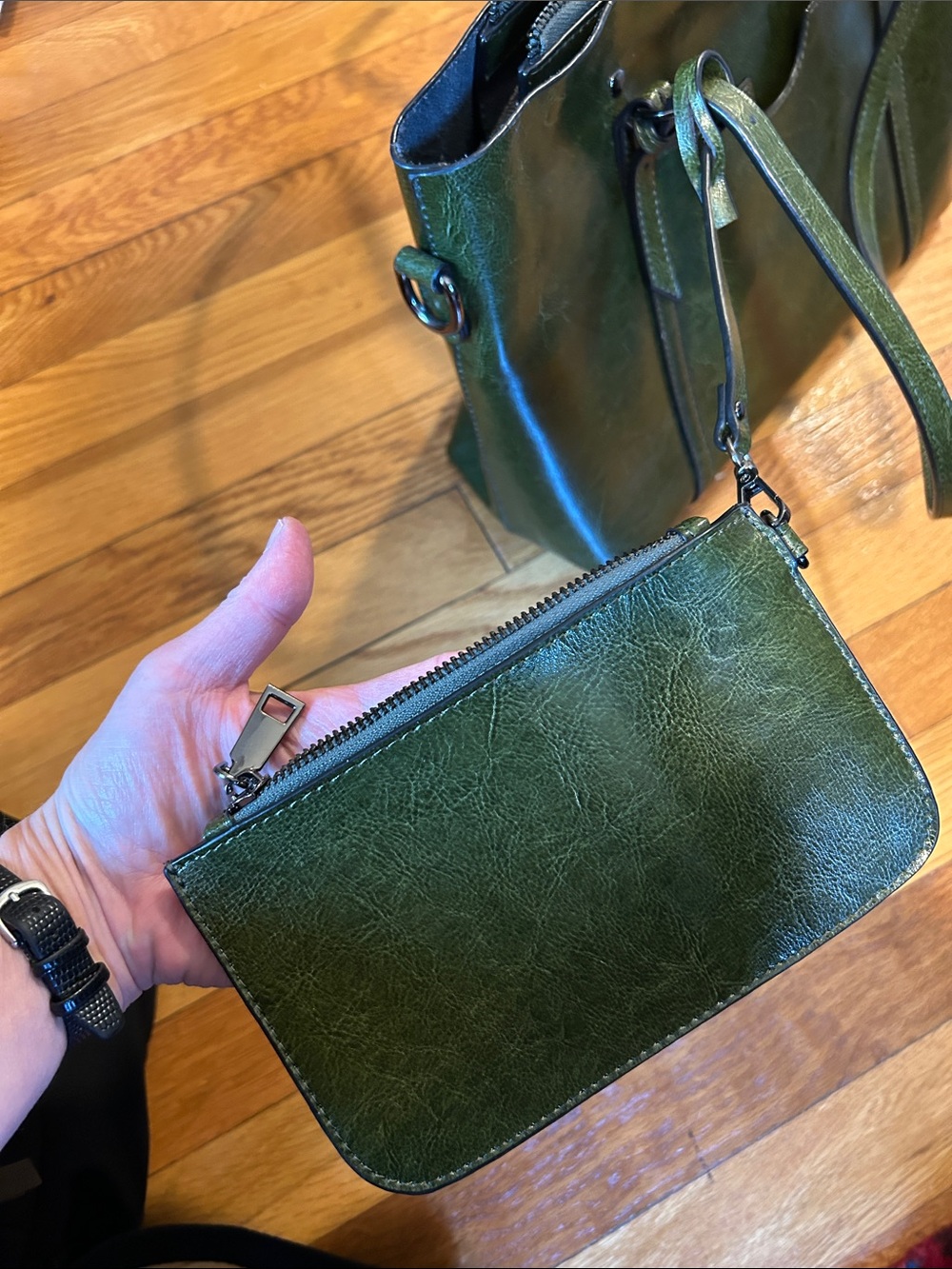 Green Leather Tote Shoulder/Handbag with Front Pocket and included clutch, MBDM - Picture 9 of 10